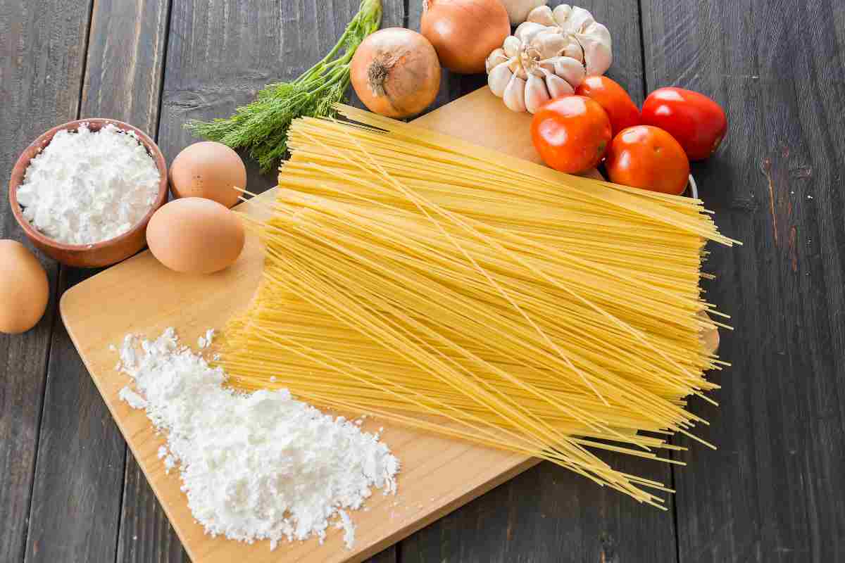 spaghetti uova e altri ingredienti