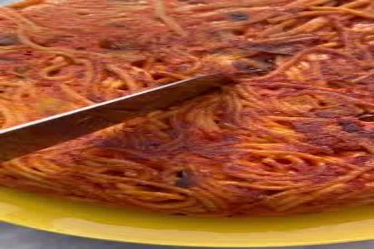 Frittata di pasta alla norma e un coltello che taglia
