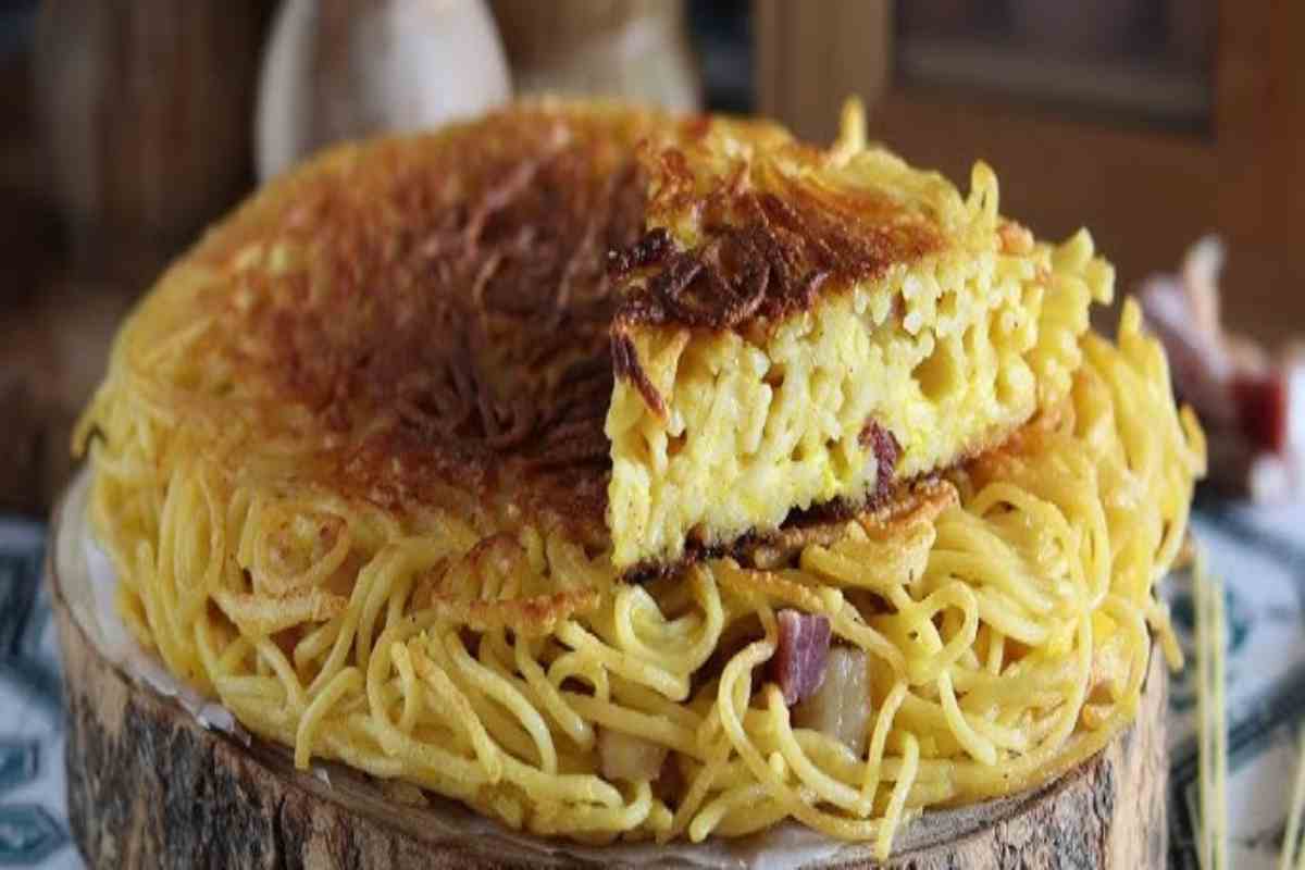 Una fritttata di pasta pronta per essere mangiata