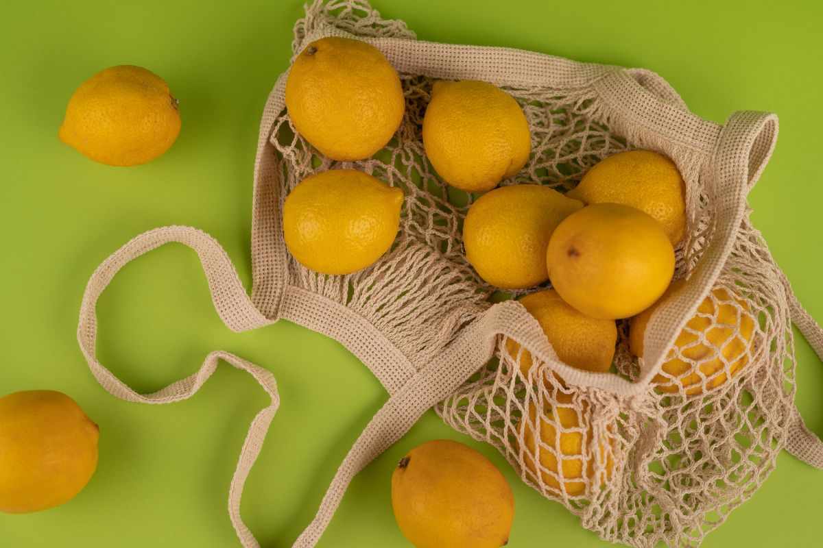 Sacchetto con limone freschi