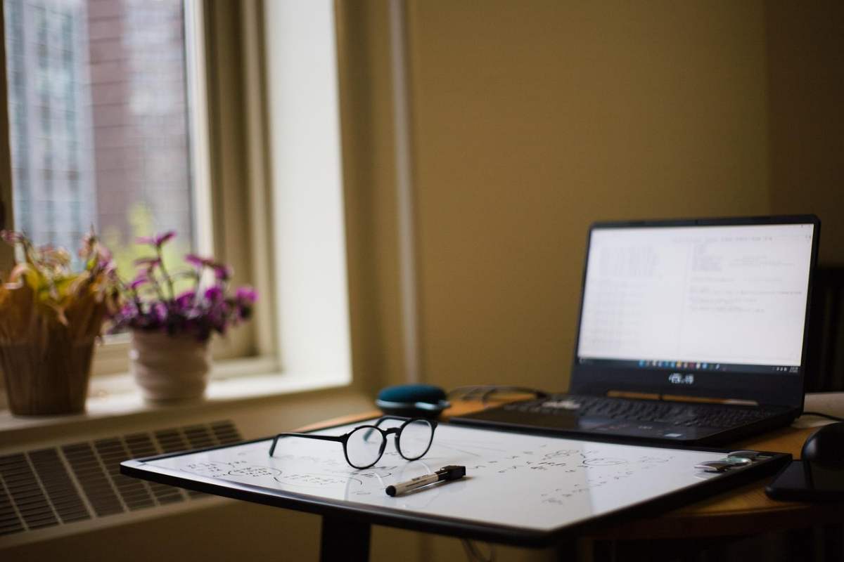 Un computer e un piano da lavoro