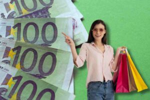 banconote da 100 euro donna che indica con buste della spesa
