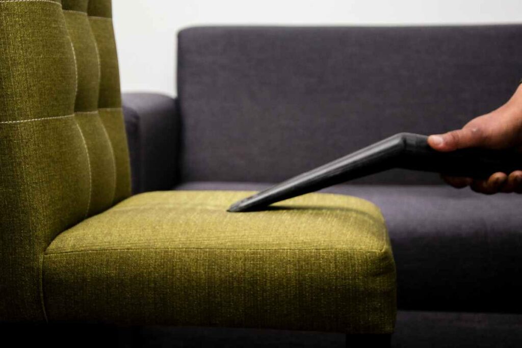 Altro che chiamare un esperto, così pulisco il divano senza doverlo sfoderare: risparmio un sacco di tempo