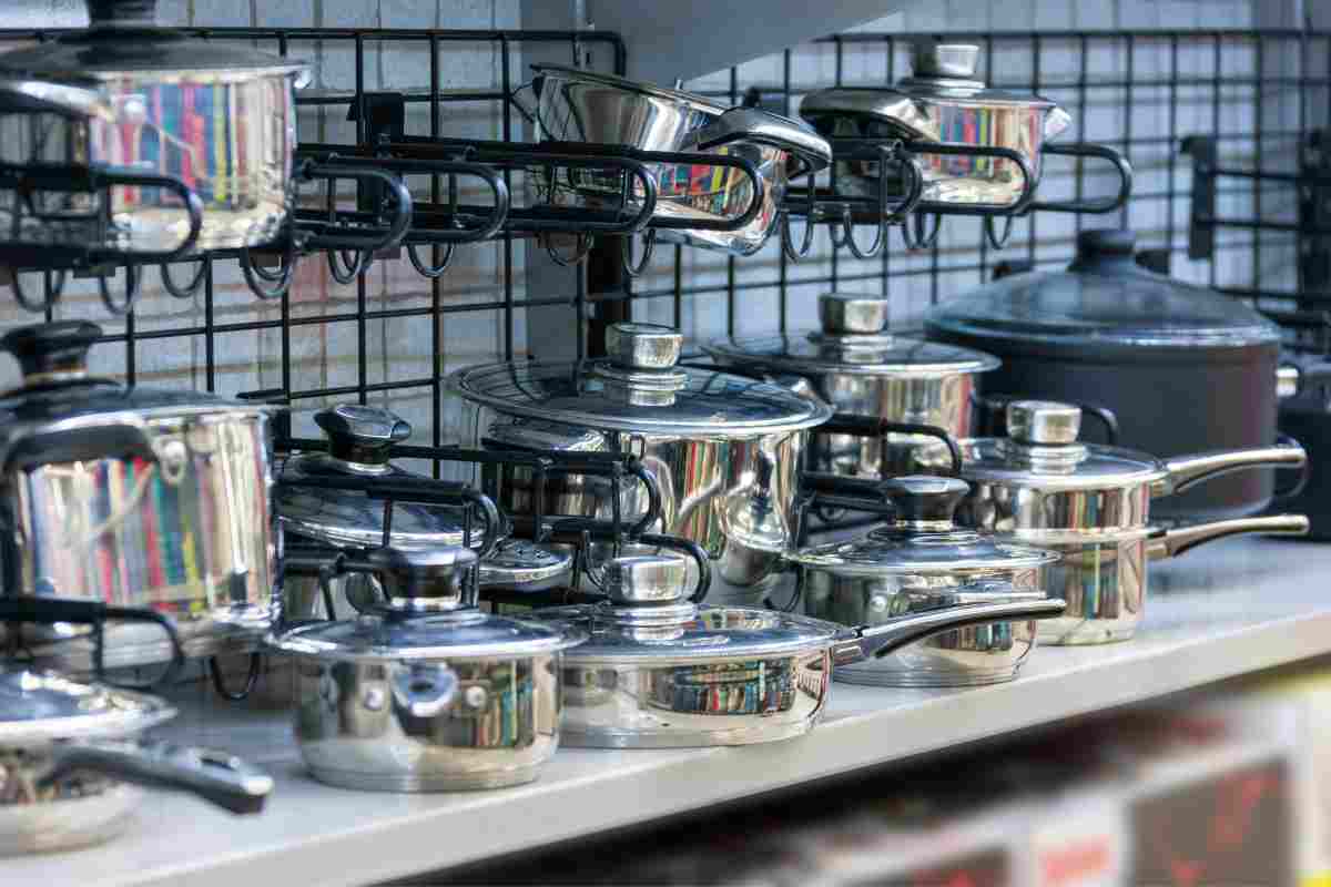 Delle pentole in acciaio inox in cucina
