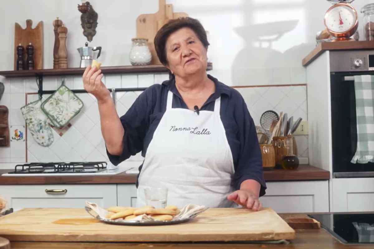 Nonna Lalla nel suo programma tv mostra un biscotto