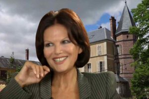 Claudia Cardinale e alle spalle la villa di Nemours