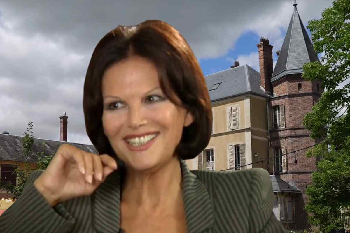 Claudia Cardinale e alle spalle la villa di Nemours
