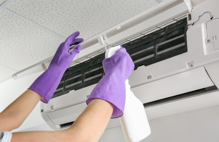 Una pulizia di un condizionatore in corso