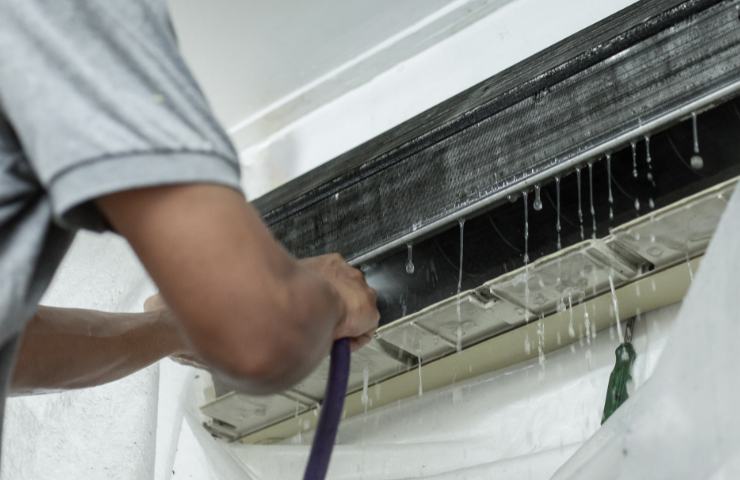 Manutenzione su di un condizionatore aperto