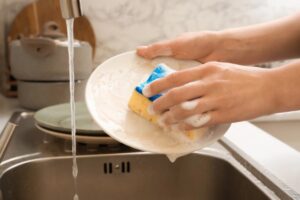 Donna che lava i piatti