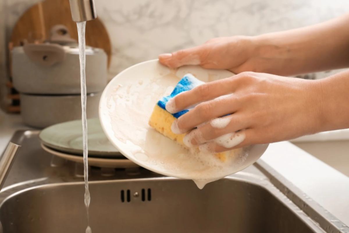 Donna che lava i piatti