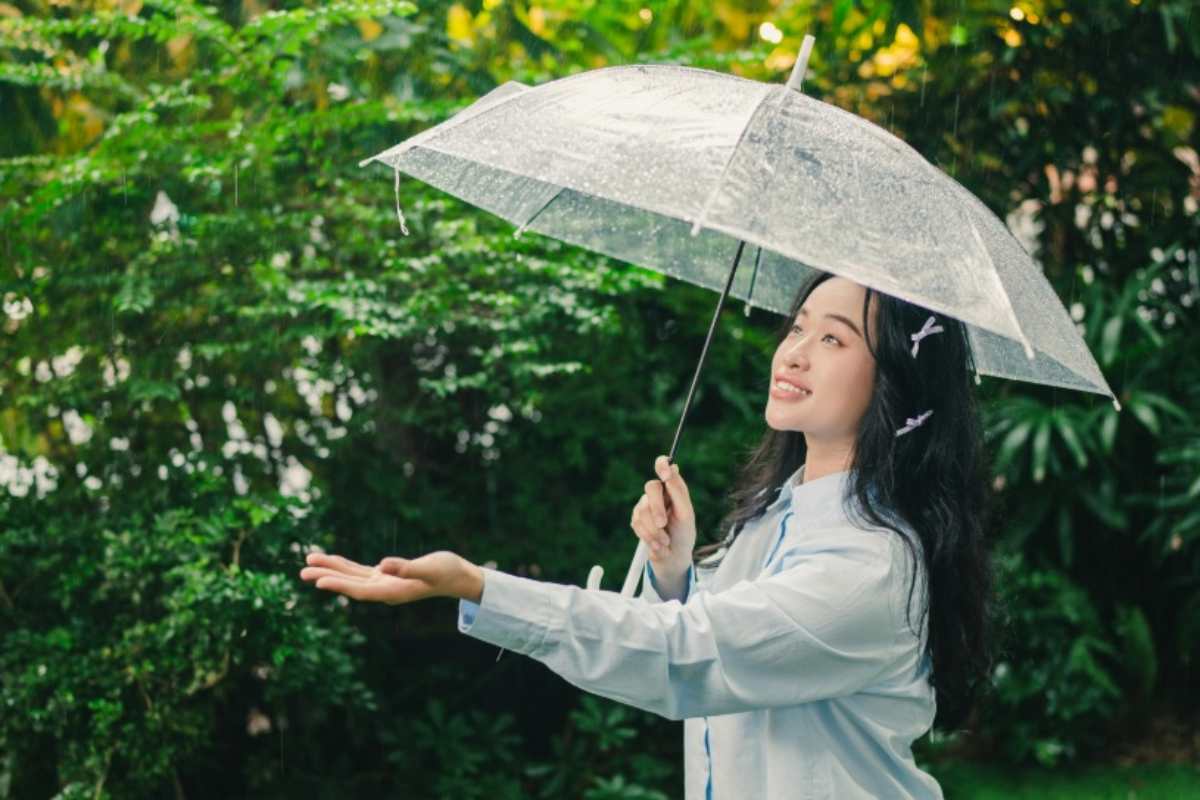 Donna con ombrello