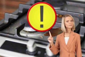 piano cottura e donna che indica di fare attenzione