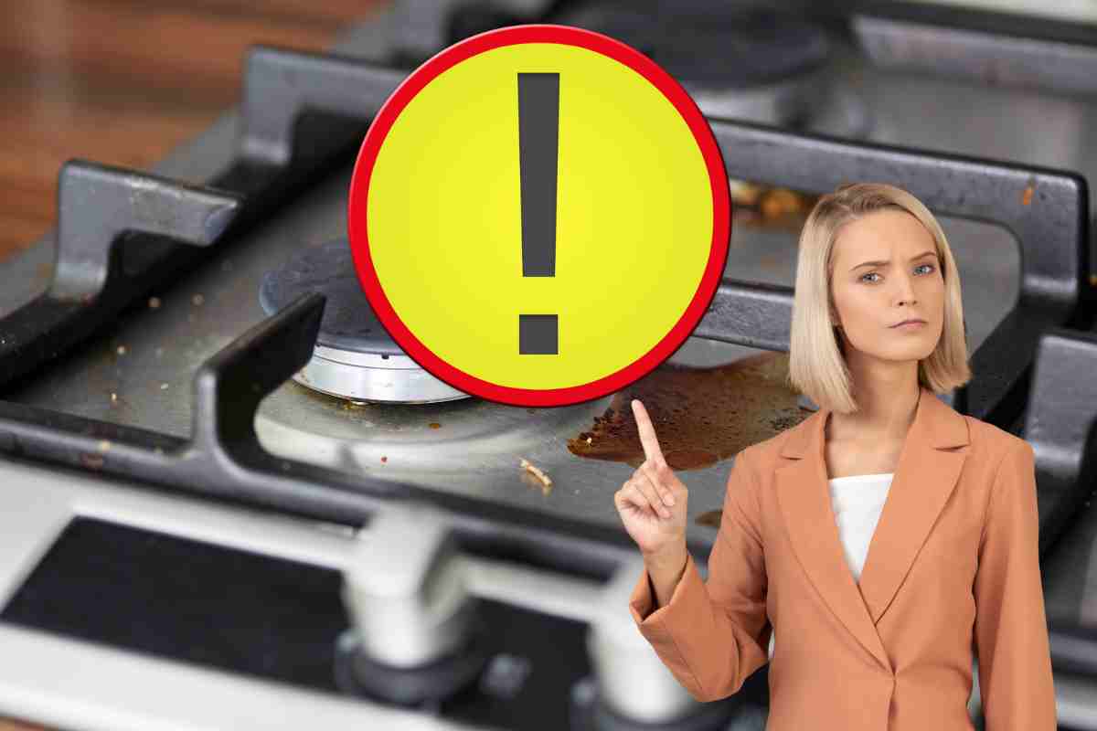 piano cottura e donna che indica di fare attenzione