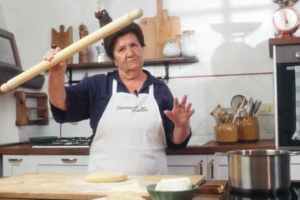 Nonna Lalla nel suo programma tv col mattarello tra le mani