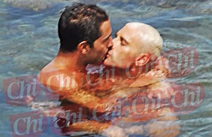 Tommaso Zorzi e Alex Di Giorgio si baciano