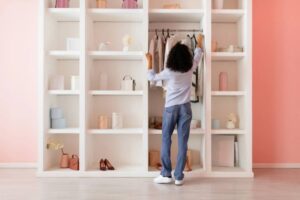 Donna che sistema l'armadio
