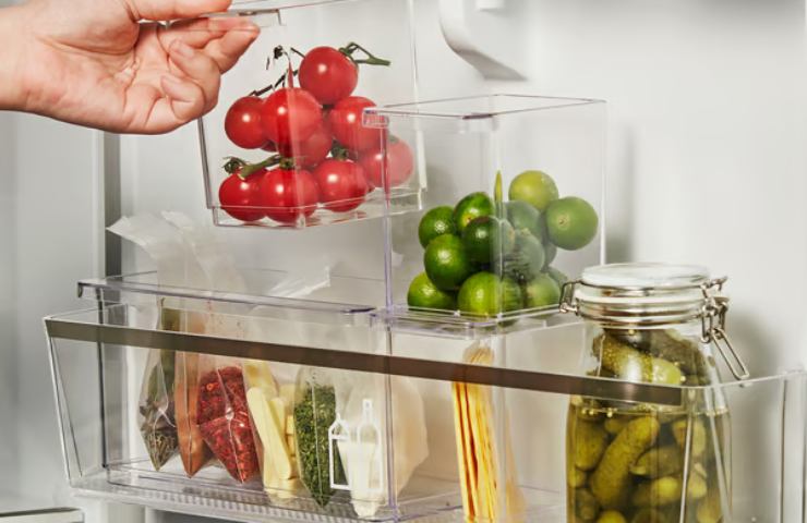 Il set IKEA in uso in un frigo