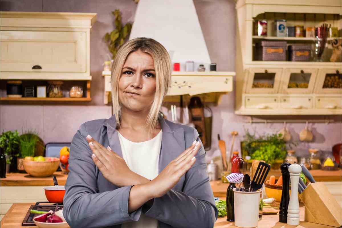 Una donna arrabbiata in una cucina in disordine
