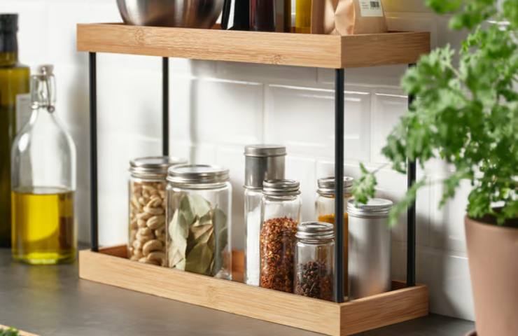 Il mobile da cucina IKEA riempito con vari oggetti da cucina
