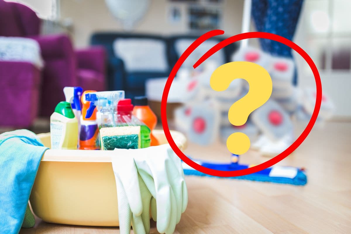 donna che pulisce pavimento e pasticche per la lavastoviglie