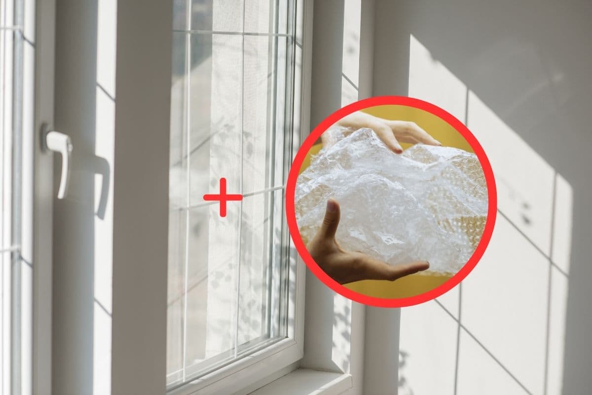 finestra, segno più rosso e cornice rotonda con all'interno pluriball