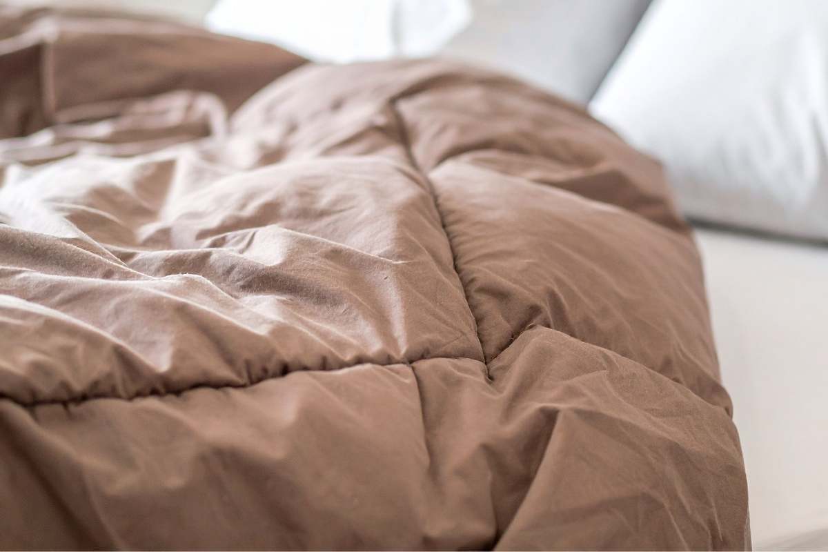 Un piumone su un letto