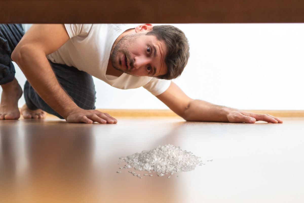 Sale grosso gettato sul pavimento della camera