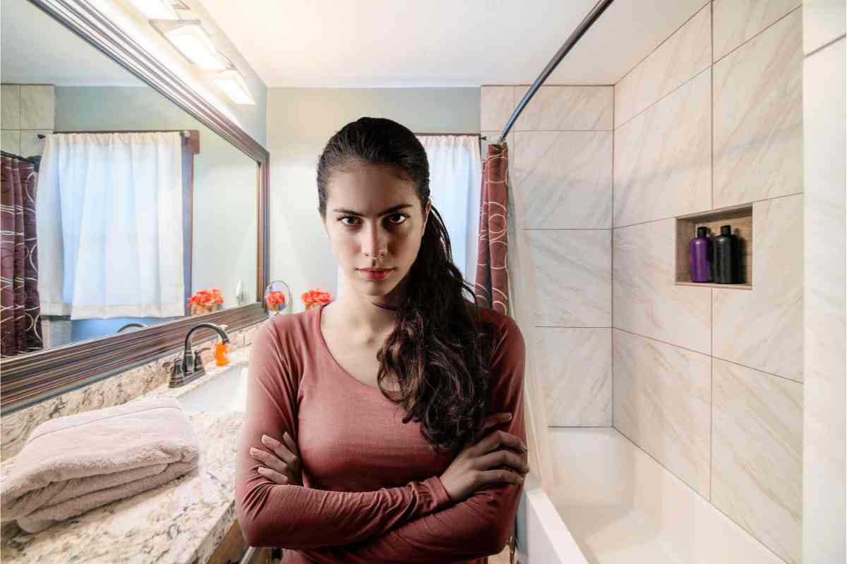 Una donna dall'aspetto corrucciato in bagno