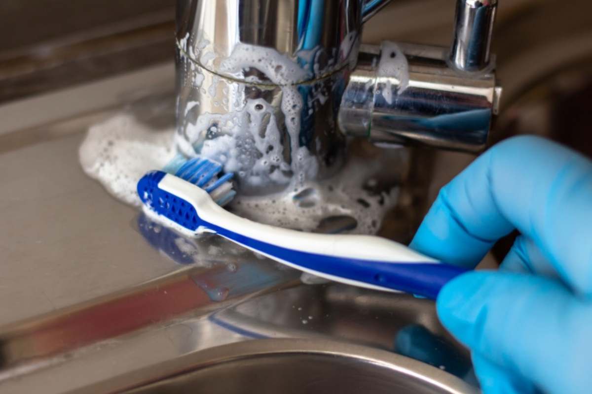 Strofinare il rubinetto con uno spazzolino