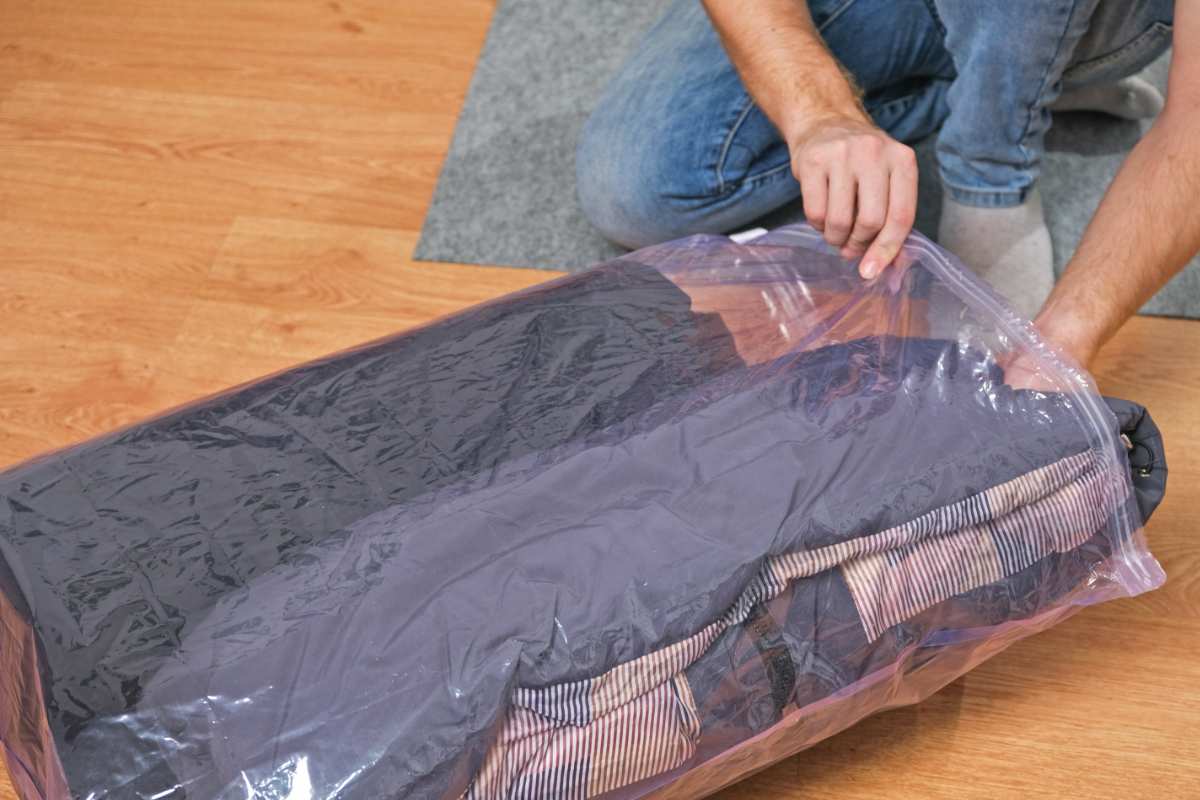 Persona mette capi sottovuoto