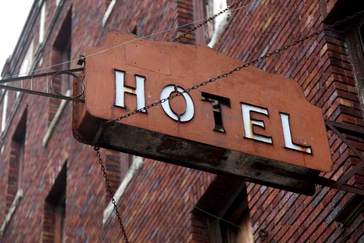 L'insegna di un vecchio hotel