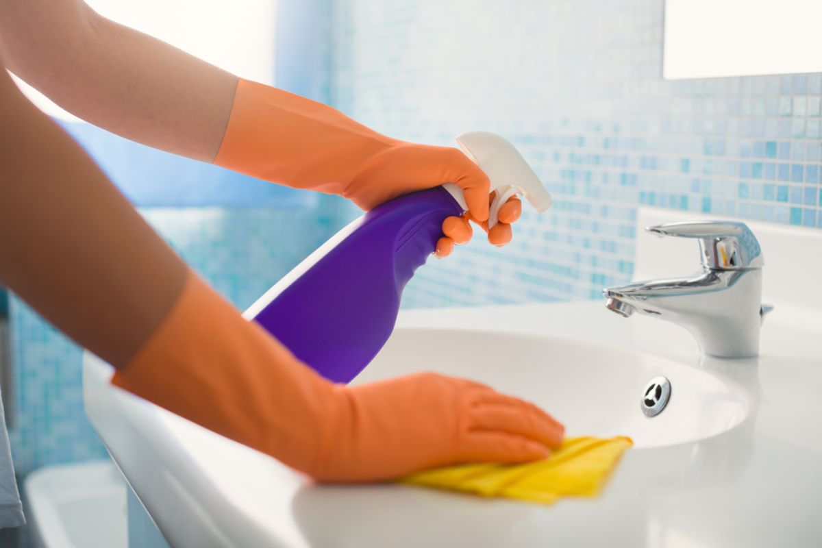 pulire il lavandino del bagno