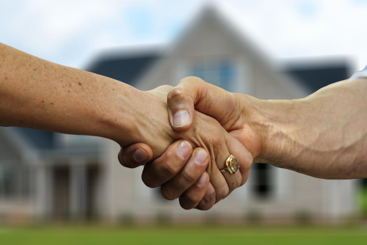 stretta di mano sfondo una casa