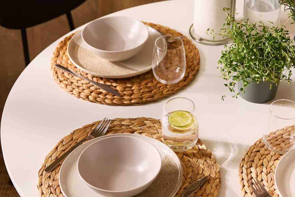 tavola apparecchiata con tovagliette di vimini e piatti