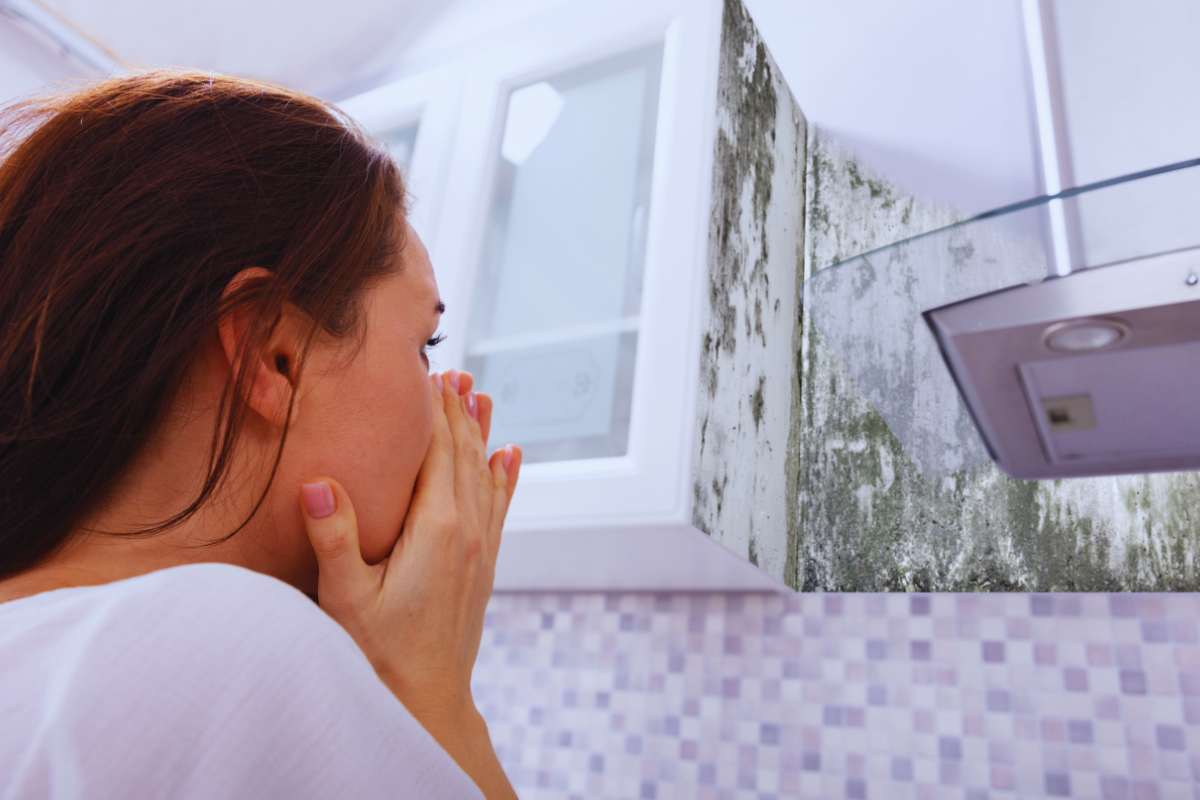 donna guarda preoccupata mobili ammuffiti