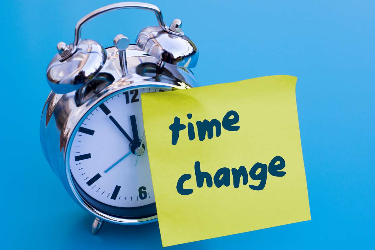 sveglia analogica e post it con scritta time change