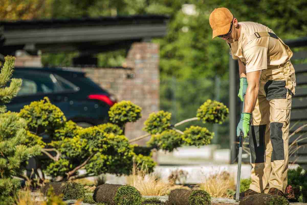 giardiniere a lavoro