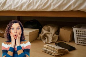 letto disordinato donna sorpresa