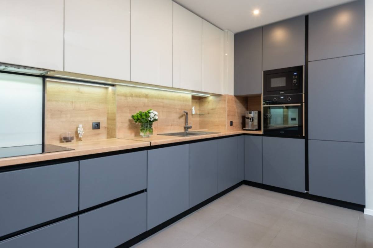 Cucina bianca e grigia