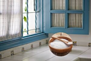 Finestra e ciotola con il sale