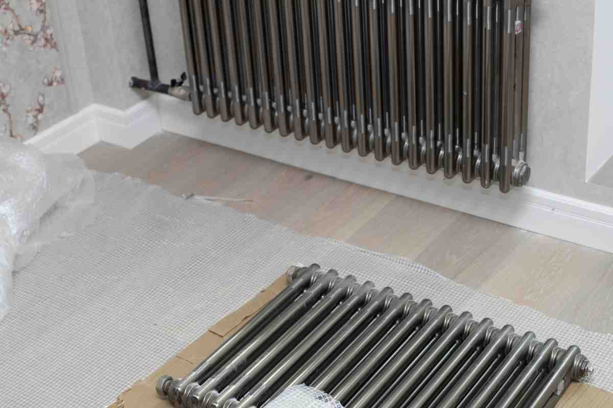 Dei termosifoni in fase di revisione