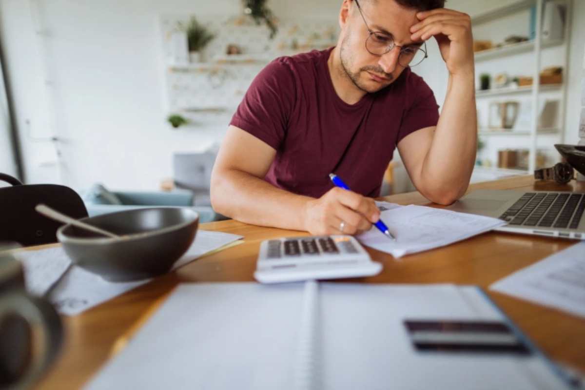 Uomo che guarda le sue bollette