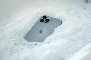 iphone nella vasca da bagno