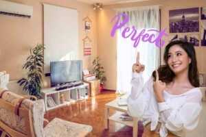 donna indica in alto scritta perfect salotto ordinato