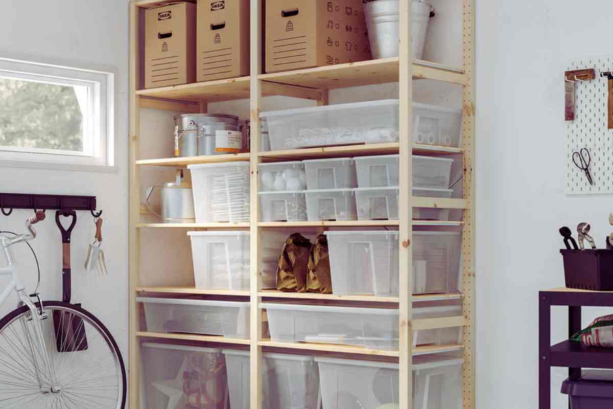 scaffale con contenitori ikea
