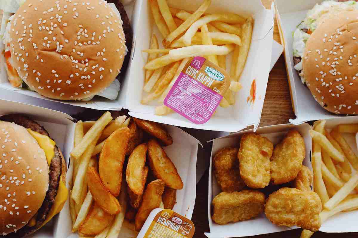 hamburger patatine fritte salse e nuggets