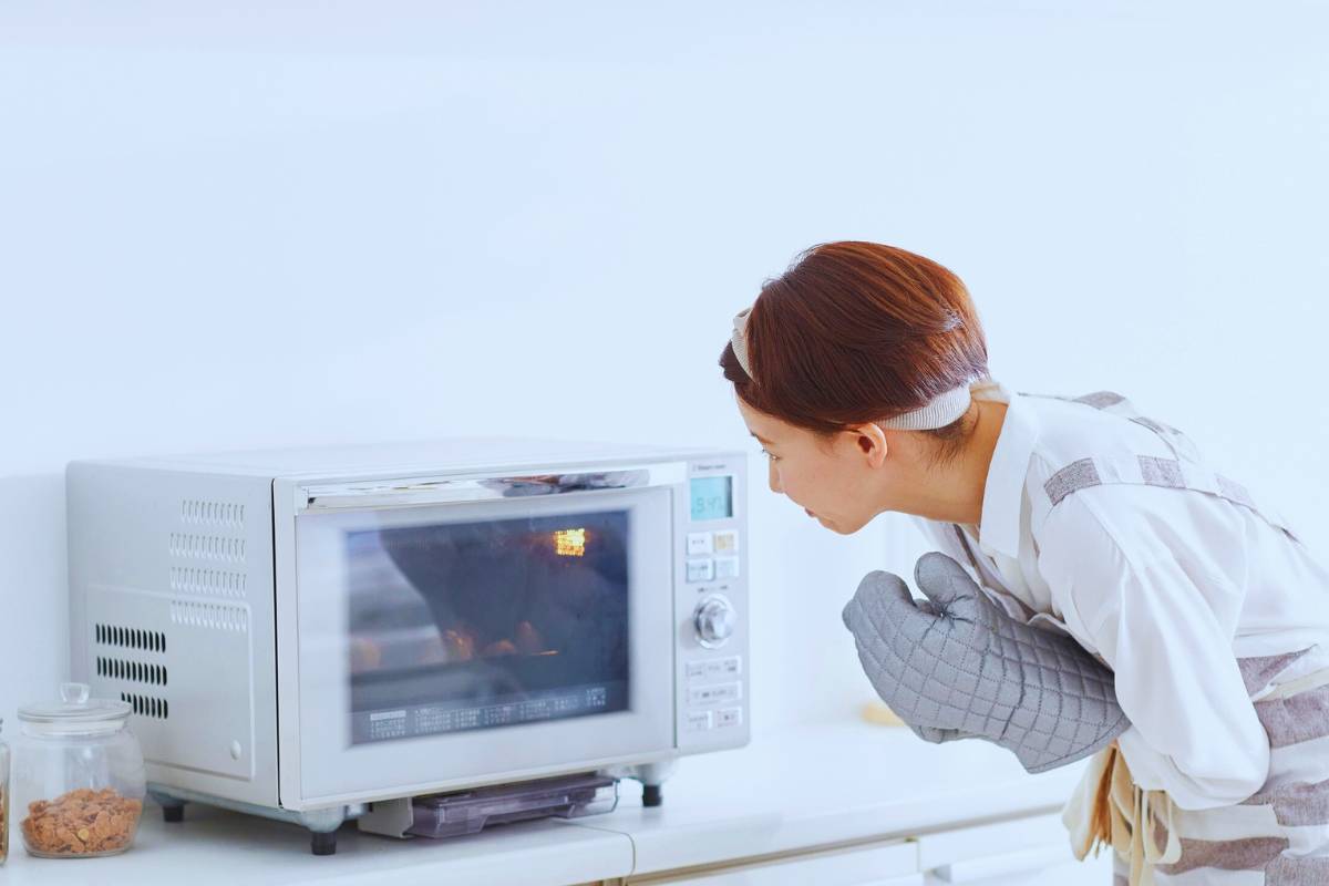 donna usa forno a microonde