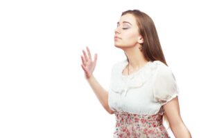 ragazza che odora